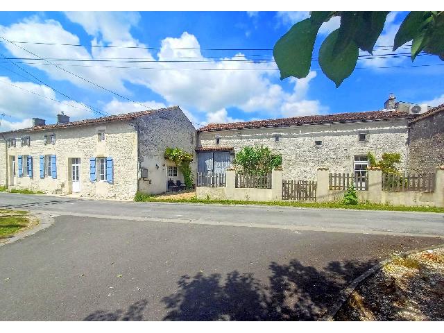 Huis te koop in PONS 17800 Charente-Maritime Poitou-Charentes France: Woonhuis met een terrein van 379 m2. Indeling: 11 vertrekken, 6 slaapkamers, 3 badkamers en een woonoppervlakte van 328 m2. Elektrische verwarming....