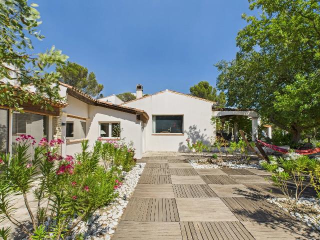 Huis te koop in ÉGUILLES 13510 Bouches-du-Rhône Provence Alpes Côte d'Azur France: Woonhuis met een terrein van 3411 m2 voorzien van een zwembad. Indeling: 14 vertrekken, 7 slaapkamers, 5 badkamers en een woonoppervlakte van 399 m2. Elektrische verwarming....