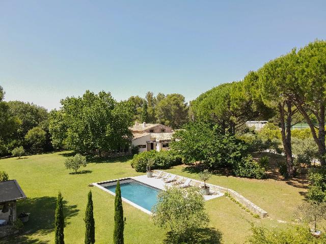 Huis te koop in AIX-EN-PROVENCE 13080 Bouches-du-Rhône Provence Alpes Côte d'Azur France: Woning in Aix-en-Provence Noord. Gelegen in een groene omgeving in Puyricard, biedt deze prachtige woning een uitzonderlijke woonomgeving.<br />
Gebouwd op een perceel van één hectare, geniet het van abs...