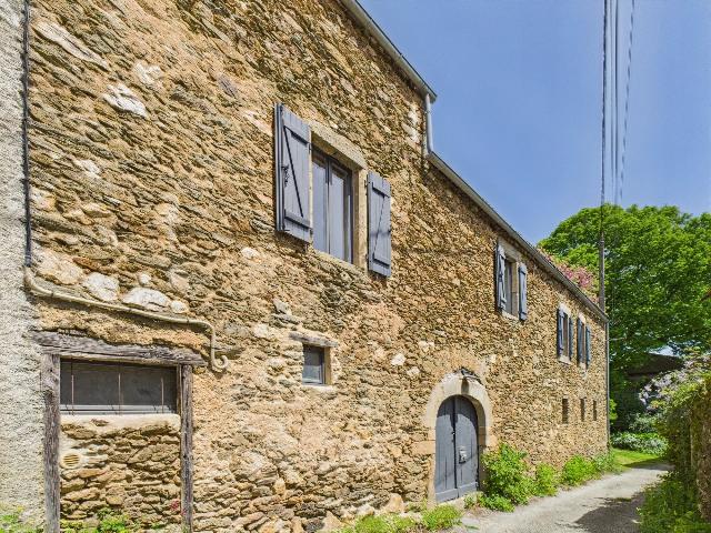 Huis te koop in LA SALVETAT-PEYRALÈS 12440 Aveyron Midi-Pyrénées France: Prachtig gerenoveerd stenen huis in een sereen gehucht. EXCLUSIEF BIJ BEAUX VILLAGES! Dit prachtige stenen huis, zorgvuldig gerenoveerd in 2017, combineert op meesterlijke wijze de charme van traditio...