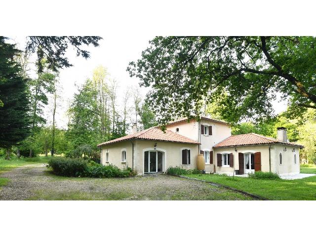 Haus zu verkaufen in RIBÉRAC 24600 Dordogne Frankreich. Haus mit vier Schlafzimmern auf 14 Hektar Land mit Seeblick. Wir freuen uns, Ihnen dieses geräumige Anwesen in ruhiger Lage anbieten zu können. Im Erdgeschoss befinden sich Eingangsbereich, Küche, ...