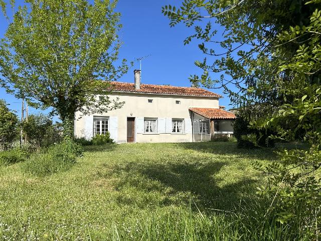 Huis te koop in&nbsp;CHALAIS 16210 Charente Poitou-Charentes Frankrijk: Twee karakteristieke huizen en een grote schuur. Een unieke kans om twee karakteristieke huizen te verwerven in een rustige, landelijke omgeving. Beide huizen behoeven een lichte renovatie, maar biede...