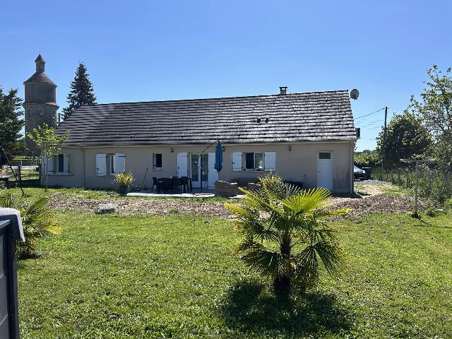 Huis te koop in SAINT-BENOÎT-DU-SAULT 36170 Indre Centre France: Woonhuis met een terrein van 1090 m2 voorzien van een zwembad. Indeling: 7 vertrekken, 5 slaapkamers, 1 badkamer en een woonoppervlakte van 112 m2. Elektrische verwarming....