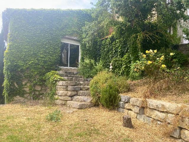 Huis te koop in DONAZAC 11240 Aude Languedoc Roussillon France: Woonhuis met een terrein van 425 m2. Indeling: 4 vertrekken, 1 slaapkamer, 1 badkamer en een woonoppervlakte van 162 m2. Verwarming op stookolie....