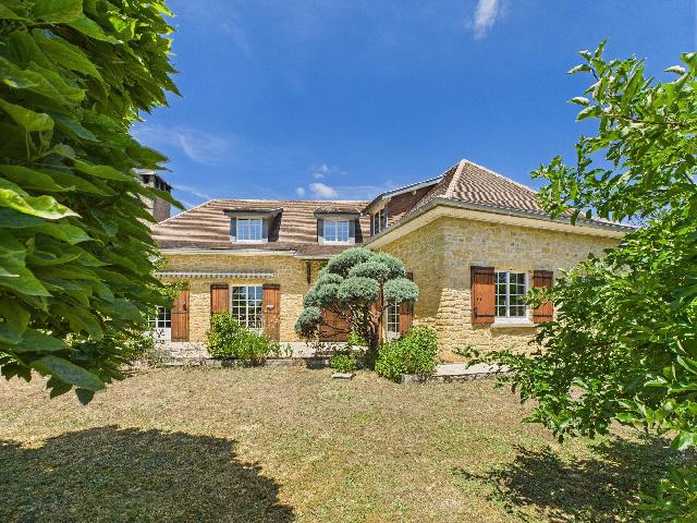 Huis te koop in COUTRAS 33230 Gironde Aquitaine France: Woonhuis met een terrein van 4103 m2 voorzien van een zwembad. Indeling: 7 vertrekken, 4 slaapkamers, 4 badkamers en een woonoppervlakte van 164 m2....