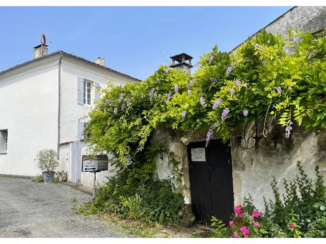 Huis te koop in SAINT-HILAIRE-DE-VILLEFRANCHE 17770 Charente-Maritime Poitou-Charentes France: Dorpswoning met een terrein van 340 m2. Indeling: 5 vertrekken, 3 slaapkamers, 1 badkamer en een woonoppervlakte van 133 m2. Elektrische verwarming....