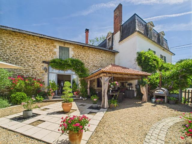 Huis te koop in&nbsp;CORGNAC-SUR-L’ISLE 24800 Dordogne Aquitaine Frankrijk: Woonhuis met een terrein van 10307 m2 voorzien van een zwembad. Indeling: 18 vertrekken, 7 slaapkamers, 3 badkamers en een woonoppervlakte van 273 m2. Verwarming op stookolie....