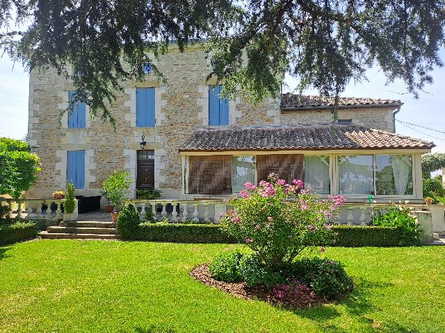 Haus zu verkaufen in MARMANDE 47200 Lot-et-Garonne Frankreich. Haus mit einem Grundstück von 7730 qm und einem Schwimmbad. Anordnung: 8 Räume, 4 Schlafzimmer, 3 Badezimmer und eine Wohnfläche von 196 qm. Heizung auf Holz....