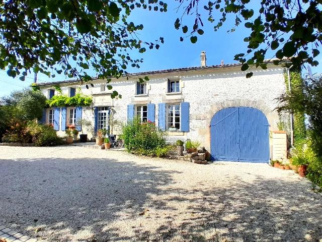 Huis te koop in JONZAC 17500 Charente-Maritime Poitou-Charentes France: Woonhuis met een terrein van 1475 m2. Indeling: 7 vertrekken, 4 slaapkamers, 3 badkamers en een woonoppervlakte van 206 m2. Verwarming op stookolie....