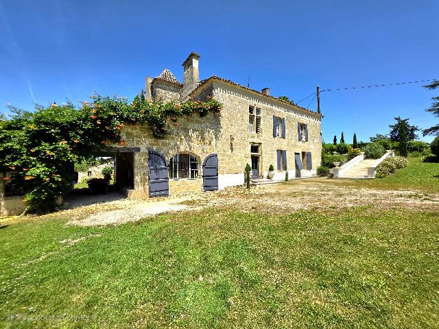 Huis te koop in VILLEBRAMAR 47380 Lot-et-Garonne Aquitaine Frankrijk: Woonhuis met een terrein van 33805 m2 voorzien van een zwembad. Indeling: 9 vertrekken, 5 slaapkamers en een woonoppervlakte van 378 m2. Verwarming op stookolie....