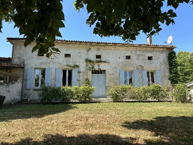 Haus zu verkaufen in MÉDILLAC 16210 Charente Frankreich. Wunderschönes Charentaise-Steinhaus mit Gästehaus und Pool. EXKLUSIV BEI BEAUX VILLAGES! Charmantes Charentaise-Steinhaus mit Gästehaus, Pool und über 1 ha Land<br />
<br />
In ruhiger Lage ohne direkte Nac...