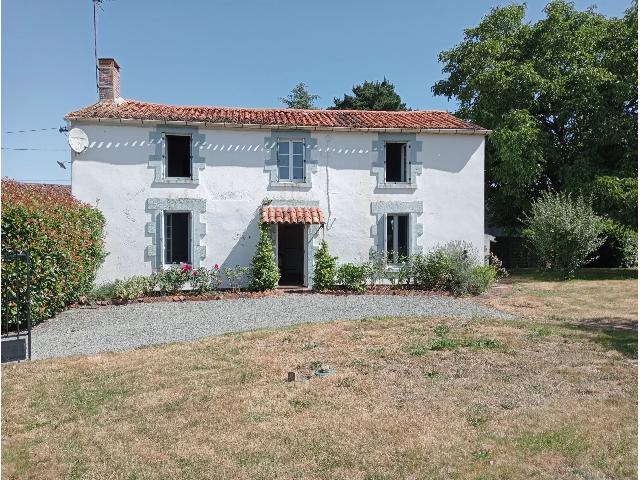Huis te koop in MENOMBLET 85700 Vendée Pays de la Loire France: Charmant karaktervol huis in een landelijk gehucht. Dit charmante karaktervolle huis is gelegen in een rustig landelijk gehucht op een paar kilometer van het dorp Menomblet, op de grens van de Vendée...