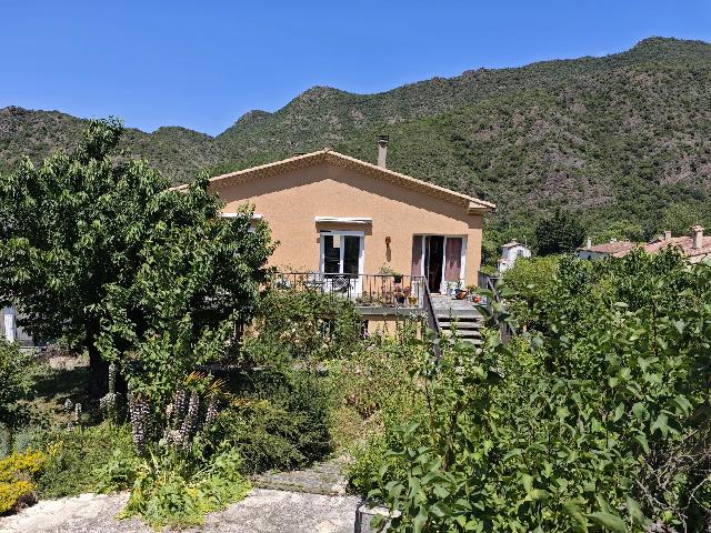 Huis te koop in BELVIANES-ET-CAVIRAC 11500 Aude Languedoc Roussillon France: Vrijstaande woning met 4 slaapkamers en uitzicht op de bergen. EXCLUSIEF BIJ BEAUX VILLAGES! Deze ruime vrijstaande woning met 4 slaapkamers is gelegen op een verhoogde locatie aan de rand van het dor...