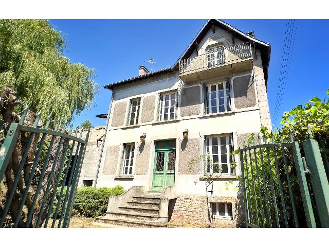 Huis te koop in GOUZON 23230 Creuse Limousin Frankrijk: Woning in het stadscentrum met enorm potentieel. EXCLUSIEF BIJ BEAUX VILLAGES! Deze ruime woning, die toe is aan een opknapbeurt, verdient aandacht, maar heeft in ruil daarvoor zoveel meer te bieden!<br />
...