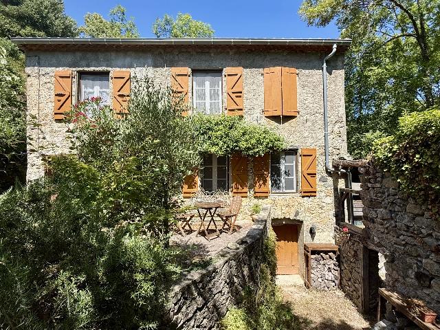 Huis te koop in CAUDIÈS-DE-FENOUILLÈDES 66220 Pyrénées-Orientales Languedoc Roussillon France: Landelijk toevluchtsoord in een magische omgeving. EXCLUSIEF BIJ BEAUX VILLAGES! Dit prachtige stenen huisje ligt verscholen in een vallei met weidse uitzichten en een achtergrond van heuvels met kast...