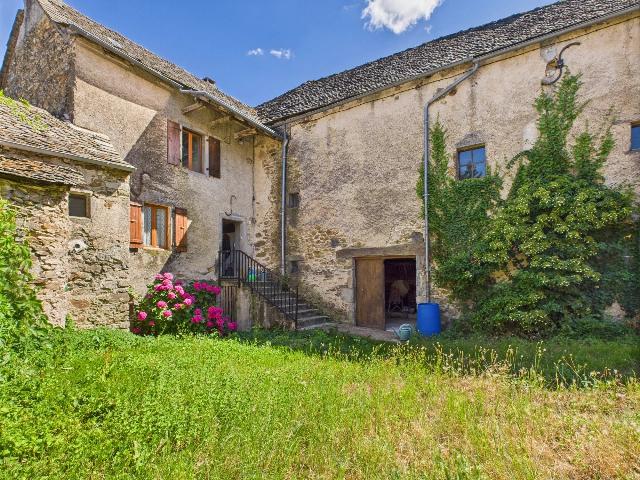 Huis te koop in RIEUPEYROUX 12240 Aveyron Midi-Pyrénées France: Charmant stenen huis met tuin, uitzicht en enorm potentieel. EXCLUSIEF BIJ BEAUX VILLAGES! Verscholen in een rustig dorp op slechts 4 km van het bruisende marktstadje Rieupeyroux, is dit aantrekkelijk...