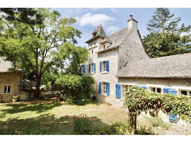 Huis te koop in VAUREILLES 12220 Aveyron Midi-Pyrénées France: Geheime deuren en sprookjesachtige tuinen: uw droomhuis wacht. Beleef de zelfvoorzienende droom in dit prachtig gerenoveerde karaktervolle huis met 4 slaapkamers, waar tijdloze charme en modern comfor...