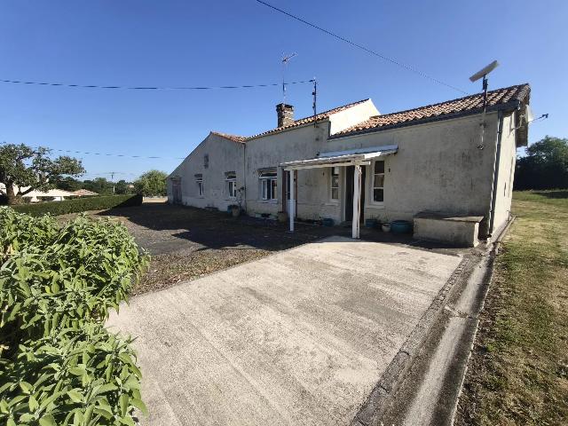 Huis te koop in SAINT-LAURS 79160 Deux-Sèvres Poitou-Charentes France: Charmante vrijstaande dorpswoning – vol karakter, ruimte en potentie. Gelegen in een rustige dorpse omgeving, is deze vrijstaande woning vol charme en biedt een unieke kans om zowel een prachtig hui...