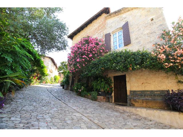 Huis te koop in&nbsp;PENNE-D’AGENAIS 47140 Lot-et-Garonne Aquitaine Frankrijk: Dorpswoning met een terrein van 274 m2 voorzien van een zwembad. Indeling: 8 vertrekken, 6 slaapkamers, 4 badkamers en een woonoppervlakte van 239 m2. Elektrische verwarming....