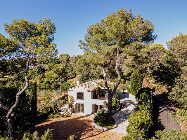 Huis te koop in AIX-EN-PROVENCE 13080 Bouches-du-Rhône Provence Alpes Côte d'Azur France: Op slechts 10 minuten van het centrum van Aix-en-Provence, in het hart van het zeer gewilde en beschermde natuurgebied Les Pinchinats. Omringd door prestigieuze landgoederen en historische kastelen, g...