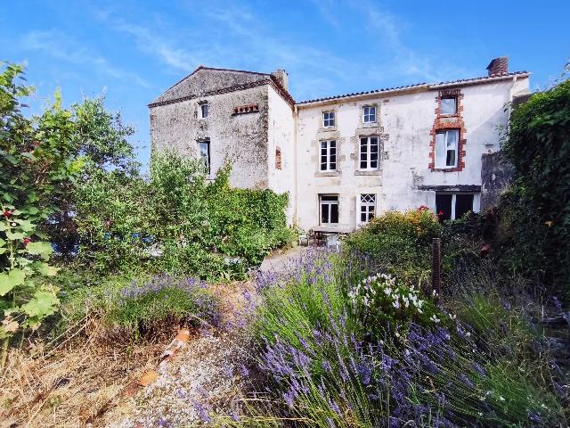 Huis te koop in BOURNEAU 85200 Vendée Pays de la Loire France: Unieke investeringskans – Twee woningen in één! Benut het potentieel van deze ruime halfvrijstaande stadswoning en creëer zo een unieke en flexibele mogelijkheid om twee zelfstandige woningen of ...