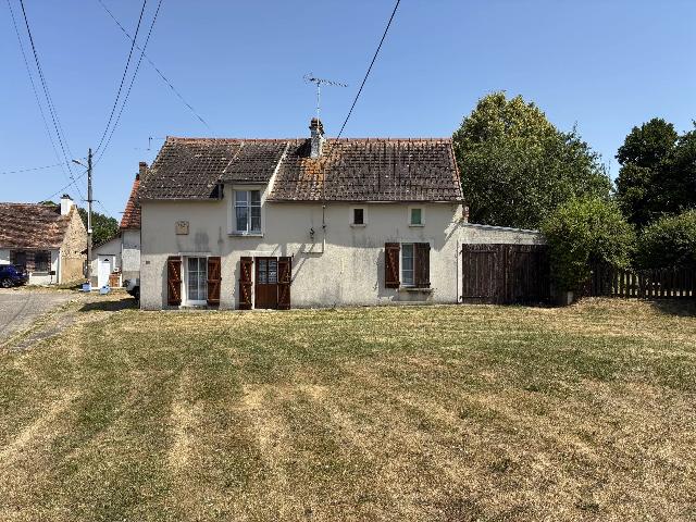 Huis te koop in CHAILLAC 36310 Indre Centre France: Te renoveren dorpshuis. Schattig klein dorpshuis in een rustige hoek, dat wel een opknapbeurt kan gebruiken.<br />
<br />
Bestaat momenteel uit een keuken met open haard in het midden van het huis en een kamer ...