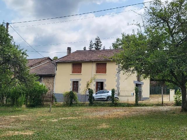 Haus&nbsp;zu verkaufen in&nbsp;MARVAL 87440 Haute-Vienne Frankreich. Komfortables Haus in einem Weiler mit Ausbaupotenzial. Besuchen Sie dieses hübsche Haus in einem Weiler in Marval, nur wenige Kilometer von Piegut-Pluviers (Supermarkt, Arzt, Apotheke usw.) entfernt....