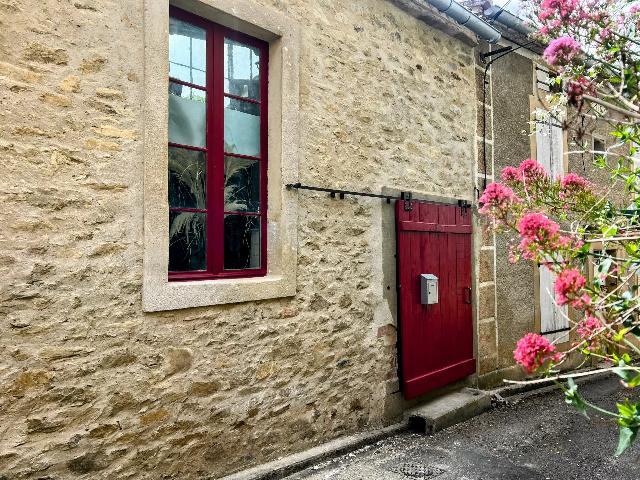 Huis te koop in LIMOUX 11300 Aude Languedoc Roussillon France: Unieke loft in industriële stijl in pittoresk Frans dorp vlakbij Limoux. EXCLUSIEF BIJ BEAUX VILLAGES! Een unieke kans om eigenaar te worden van een opvallende, door New York geïnspireerde industri...