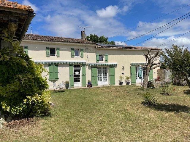 Huis te koop in FLOIRAC 17120 Charente-Maritime Poitou-Charentes France: Prachtig gepresenteerd stenen dorpshuis met zelfstandig bijgebouw. Charmant en ruim stenen huis met 3 slaapkamers, gelegen in een pittoresk dorp op slechts 30 minuten van het strand. Deze prachtig ond...