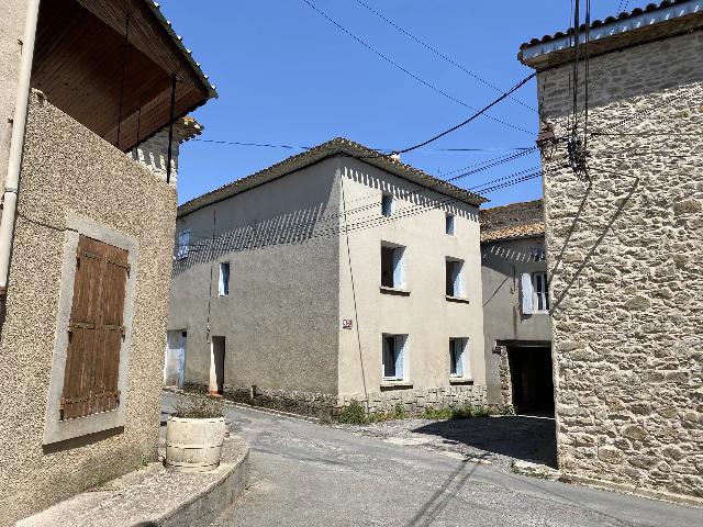 Huis te koop in AZILLANET 34210 Hérault Languedoc Roussillon France: Charmante dorpswoning. Gelegen in het rustige dorpje Azillanet, biedt deze charmante dorpswoning een royale woonoppervlakte van 150,49 m².<br />
<br />
Met vijf ruime slaapkamers biedt deze woning volop ruimte...