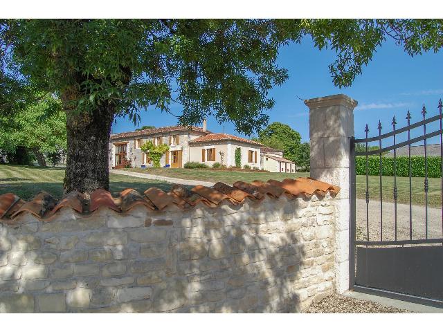 Huis te koop in MATHA 17160 Charente-Maritime Poitou-Charentes France: Prachtig stenen huis met zwembad in het hart van het dorp. EXCLUSIEF BIJ BEAUX VILLAGES! Deze hoogwaardige, omgebouwde schuur, gelegen op ruim 4000 m² grond in het hart van het dorp, beschikt over ee...