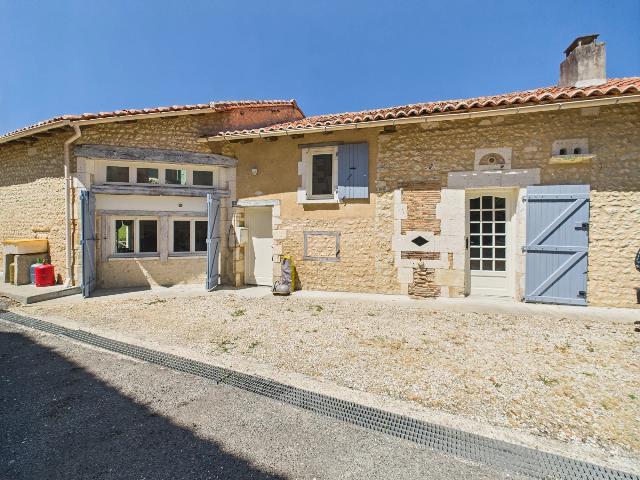 Haus zu verkaufen in SALLES-LAVALETTE 16190 Charente Frankreich. Charmantes Haus mit atemberaubender Aussicht. EXKLUSIV BEI BEAUX VILLAGES! Eingebettet in eines der malerischen Täler von Salles-Lavalette bietet dieses reizende Anwesen die perfekte Mischung aus rus...