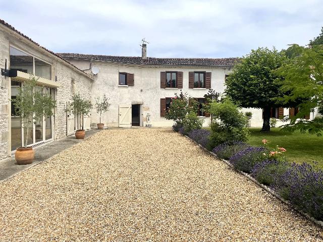 Huis te koop in SAINT-MARTIN-DE-JUILLERS 17400 Charente-Maritime Poitou-Charentes France: Wunderschön renoviertes Haus mit 7 Schlafzimmern. Eingebettet in die ruhige Landschaft der Charente-Maritime bietet dieses exquisit renovierte Anwesen die perfekte Mischung aus traditionellem Charme ...