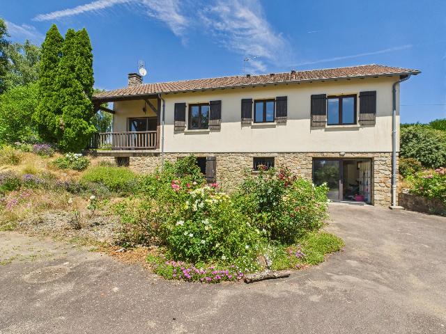 Huis te koop in&nbsp;CHAMPNIERS-ET-REILHAC 24360 Dordogne Aquitaine Frankrijk: Ruime gezinswoning - aan de rand van het dorp. EXCLUSIEF BIJ BEAUX VILLAGES! Ruime woning met 4 slaapkamers, grote tuin en garage - aan de rand van het dorp.<br />
<br />
Deze veelzijdige woning ligt aan de ran...