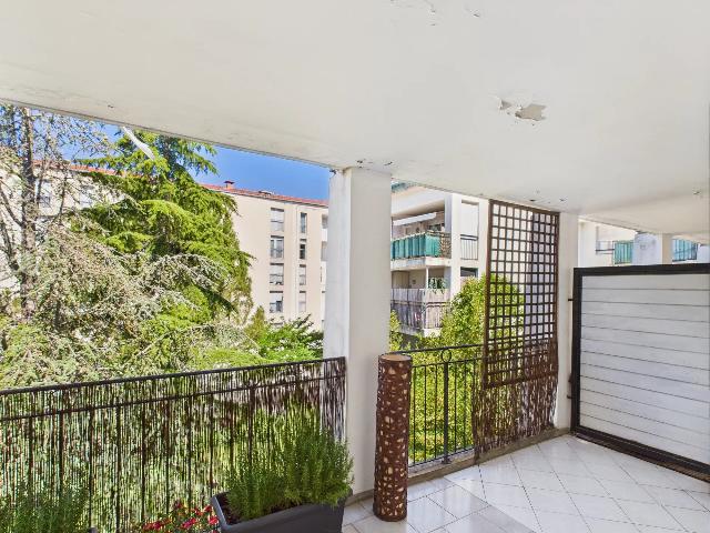 Appartement te koop in AIX-EN-PROVENCE 13080 Bouches-du-Rhône Provence Alpes Côte d'Azur France: Appartement. Indeling: 3 vertrekken, 4 badkamers en een woonoppervlakte van 69 m2....