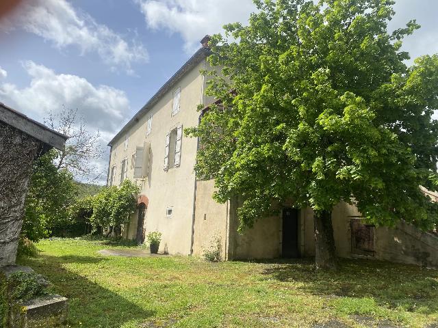 Huis te koop in PUY-L’ÉVÊQUE 46700 Lot Midi-Pyrénées France: Prachtig landhuis. Aan de rand van een van de mooiste dorpen van Frankrijk, Puy l'Evêque, aan de oevers van de Lot en midden in de wijngaarden, vindt u dit fraaie landhuis met bijgebouwen.<br />
Met een w...