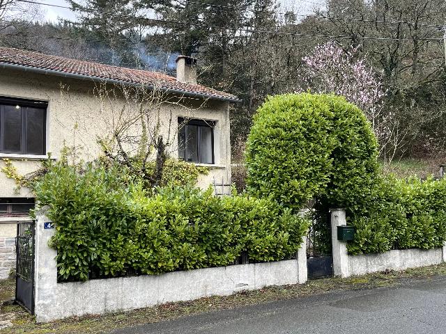 Huis te koop in VERRERIES-DE-MOUSSANS 34220 Hérault Languedoc Roussillon France: Woonhuis met een terrein van 960 m2. Indeling: 4 vertrekken, 2 slaapkamers, 1 badkamer en een woonoppervlakte van 87 m2. Elektrische verwarming....
