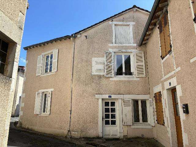 Haus zu verkaufen in MONTMORILLON 86500 Vienne Frankreich. Haus mit einem Grundstück von 105 qm. Anordnung: 7 Räume, 3 Schlafzimmer, 2 Badezimmer und eine Wohnfläche von 106 qm....