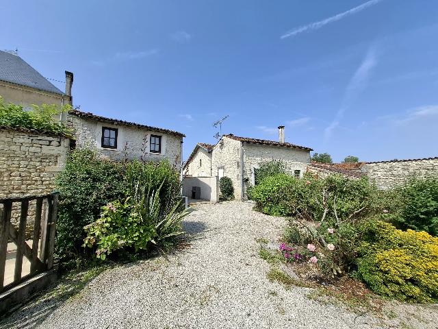 Huis te koop in MATHA 17160 Charente-Maritime Poitou-Charentes France: Mooi huisje met gîtes en kampeerfaciliteiten. EXCLUSIEF BIJ BEAUX VILLAGES! Gelegen in een mooie tuin met een prachtig zwembad, is dit huisje de perfecte woning voor iedereen die gîtes en kampeerfac...