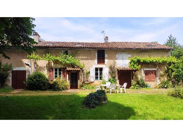 Huis te koop in LORIGNÉ 79190 Deux-Sèvres Poitou-Charentes France: Prachtige stenen woning met 4 slaapkamers in een rustige buurt. Deze charmante stenen woning biedt vier slaapkamers en is gelegen in een rustige buurt, op slechts 5 minuten rijden van het dorp Sauzé-...