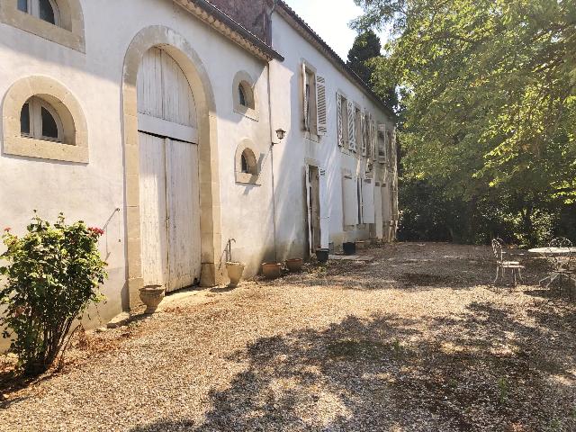 Huis te koop in CAILHAU 11000 Aude Languedoc Roussillon France: Eengezinswoning aan de rand van een pittoresk dorpje. Een ruime gezinswoning die gerenoveerd dient te worden (mits de benodigde vergunningen aanwezig zijn), met een uitzonderlijk uitzicht op de Pyrene...