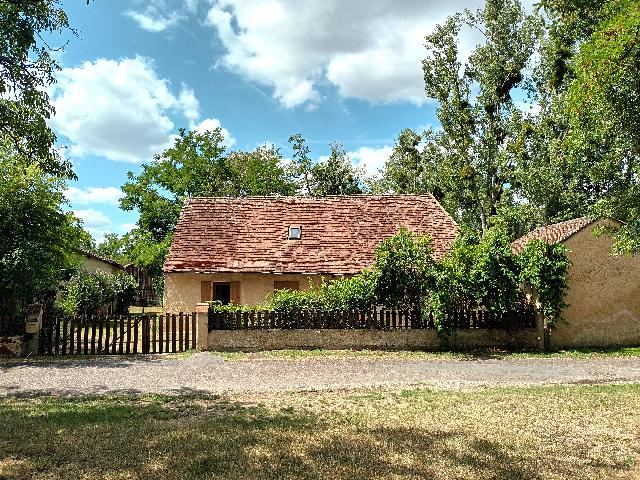 Huis te koop in&nbsp;BERGERAC 24100 Dordogne Aquitaine Frankrijk: Boerderij in Perigourdine-stijl met weiland in Bergerac. Het voelt alsof je terug in de tijd stapt. De woning is discreet verscholen en verrast met een weiland aan de achterzijde en diverse bijgebouwe...