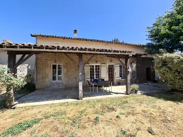 Huis te koop in LIMALONGES 79190 Deux-Sèvres Poitou-Charentes France: Gezellige woning met veel potentie in een landelijk gehucht. Deze charmant gepresenteerde woning is instapklaar, maar biedt volop mogelijkheden voor wie extra ruimte wil voor gasten of projecten.<br />
<br />
D...