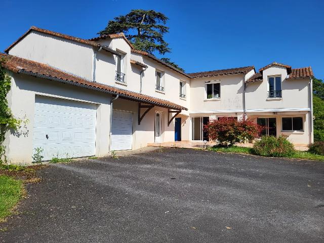 Huis te koop in VERRIÈRES 86410 Vienne Poitou-Charentes Frankrijk: Moderne woning met 5 slaapkamers en een slaapkamer op de begane grond op 8 hectare grond met meer. Op slechts 30 km van het centrum van Poitiers, op een terrein van 8 hectare, inclusief een meer van 1...