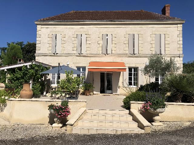 Huis te koop in&nbsp;MARMANDE 47200 Lot-et-Garonne Aquitaine Frankrijk: Karakteristieke woning met zwembad, bijgebouwen en jeu de boulesbaan. Op slechts een uur van Bordeaux, in een groene omgeving op een steenworp afstand van een levendig stadje met alle voorzieningen (t...