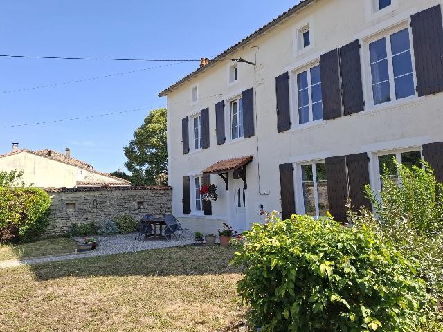 Huis te koop in LOUBILLÉ 79110 Deux-Sèvres Poitou-Charentes France: Charmante dorpswoning met 3 slaapkamers in Loubillé, Frankrijk. Deze charmante woning met 3 slaapkamers, gelegen in het pittoreske dorpje Loubillé, in het zuiden van Deux Sèvres, biedt een perfecte...