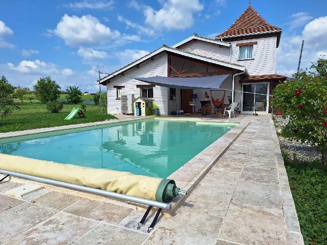 Huis te koop in&nbsp;PUYMICLAN 47350 Lot-et-Garonne Aquitaine Frankrijk: Houten huis met uitzicht, rustig gelegen nabij voorzieningen. In een rustig gehucht op een steenworp afstand van voorzieningen, biedt dit charmante houten huis, gebouwd in 2015, een serene, warme woon...
