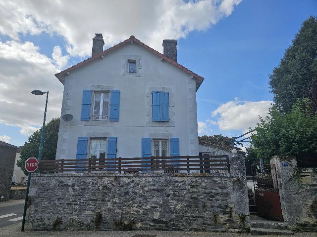 Huis te koop in&nbsp;MONTEMBŒUF 16310 Charente Poitou-Charentes Frankrijk: Dorpswoning met een terrein van 196 m2. Indeling: 5 vertrekken, 3 slaapkamers, 1 badkamer en een woonoppervlakte van 116 m2. Elektrische verwarming....