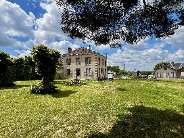 Haus zu verkaufen in BELLAC 87300 Haute-Vienne Frankreich. Großes Haus mit 4 Schlafzimmern und riesigem Garten! Entdecken Sie dieses herrliche Stadthaus im charmanten Städtchen Bellac, nur einen kurzen Spaziergang von allen Annehmlichkeiten entfernt. Das gr...