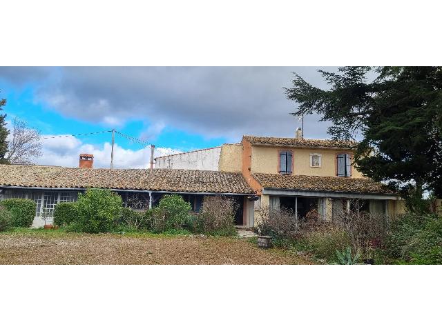 Huis te koop in CAUNES-MINERVOIS 11160 Aude Languedoc Roussillon France: 2 huizen met schuur en zwembad in het hart van de Minervois. Gelegen aan de rand van een populair dorp, Caunes Minervois, met vele restaurants, winkels en een levendige kunst- en uitgaansscene. De won...